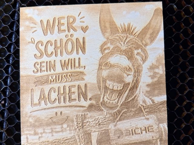 Holzschild „Wer schön sein will, muss lachen“